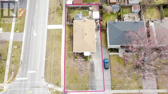 Photo - 1385 Park Rd S