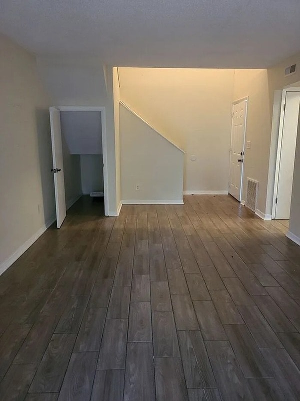 Photo - 102 E Rhodes Dr