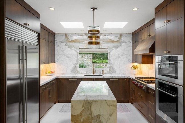 Photo - 1640 Winterthur Close NW