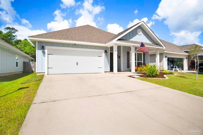 Building Photo - 4 bed family home in pool community