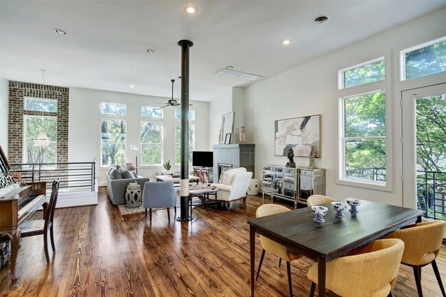 Photo - 513 E 11th St