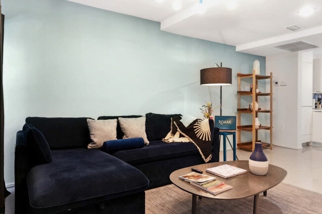 Building Photo - 250 Collins Ave Rental