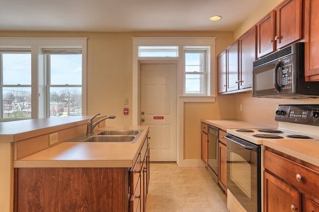 Photo - 353 W King St