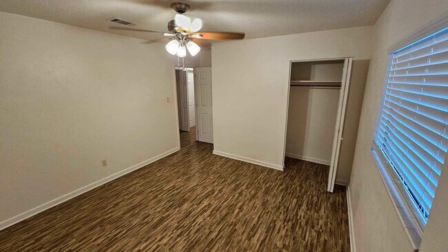 Photo - 513 Woodrow St NE