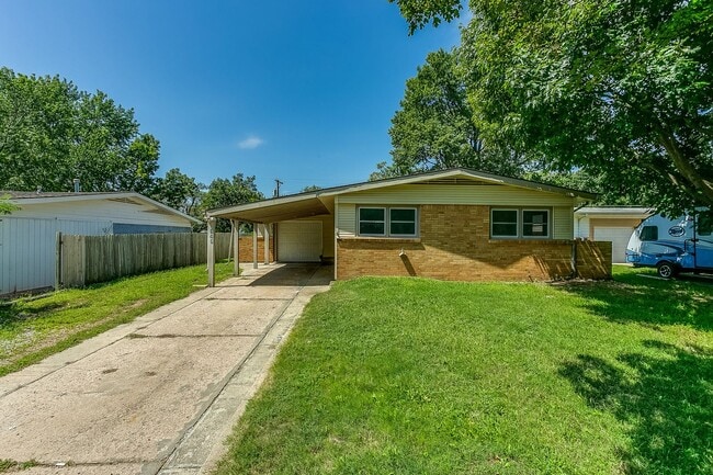 Building Photo - 545 Riverview Ave