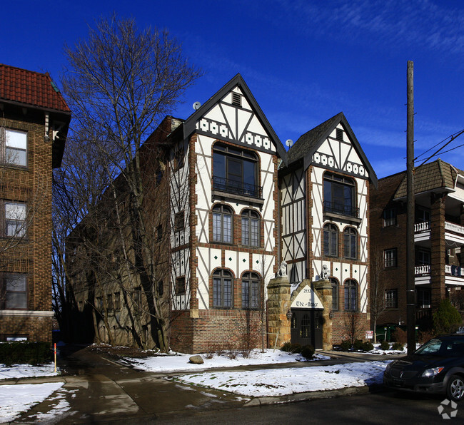 Building Photo - Manor Apartments