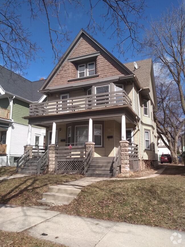 Building Photo - 2830 N Cramer St Unit Upper Rental