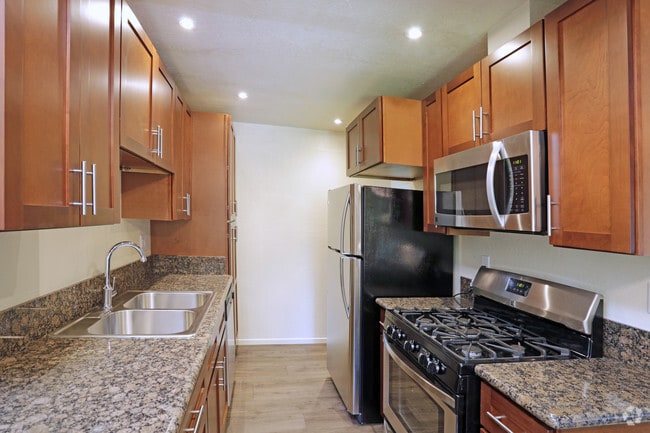 2 BR, 1 BA - 912 SF