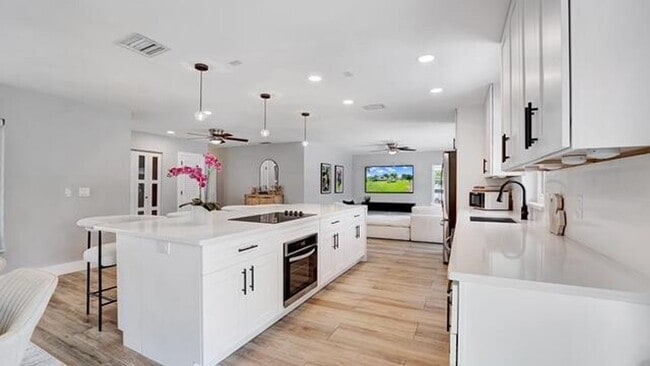 Photo - 722 SW 28th Ave