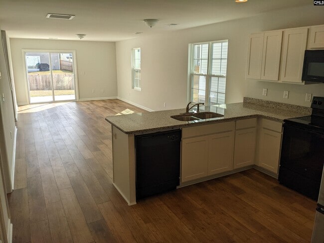 Photo - 531 Moresby Wy