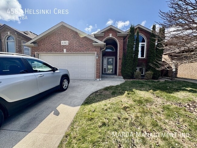 Building Photo - SPACIOUS 3+1 BED/2 BATH/2 KITCHEN HOUSE + UTILITIES
