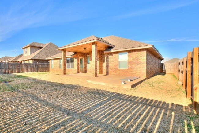 Photo - Yes! 3 car garage!