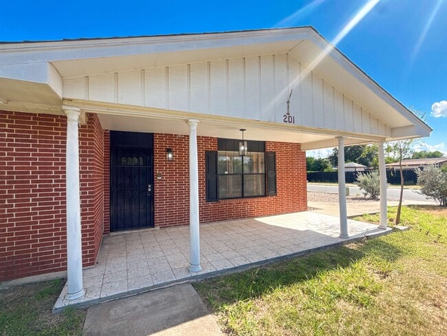 Photo - 201 Gumwood Ln