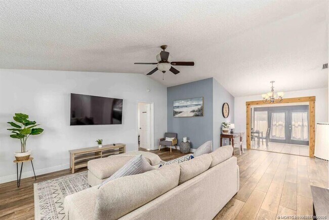 Photo - 2550 SE Calais St