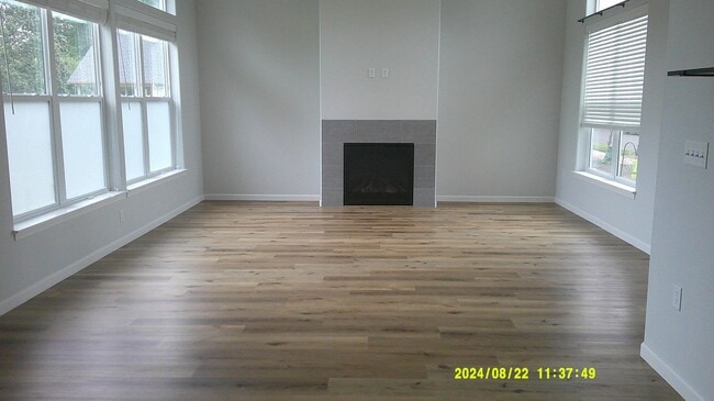 Photo - 972 Front Ave NE