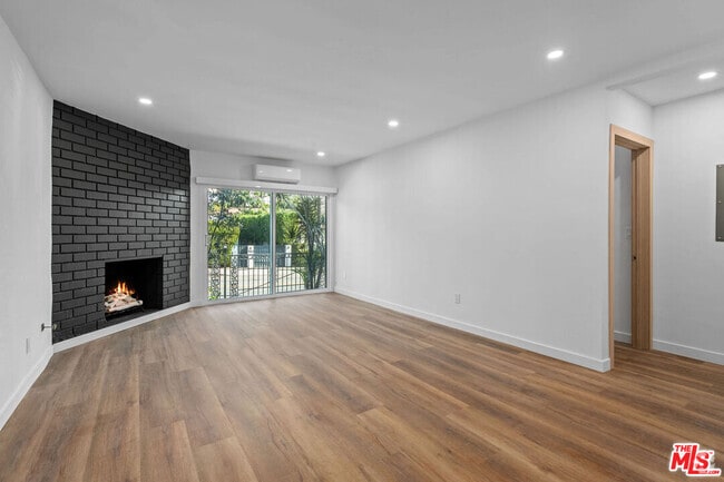 Building Photo - 2447 Beachwood Dr Unit 5 Rental