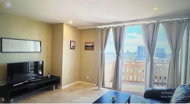 Building Photo - 2016 Main St Unit 1708