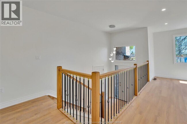 Photo - 720 Grand Marais Rd E