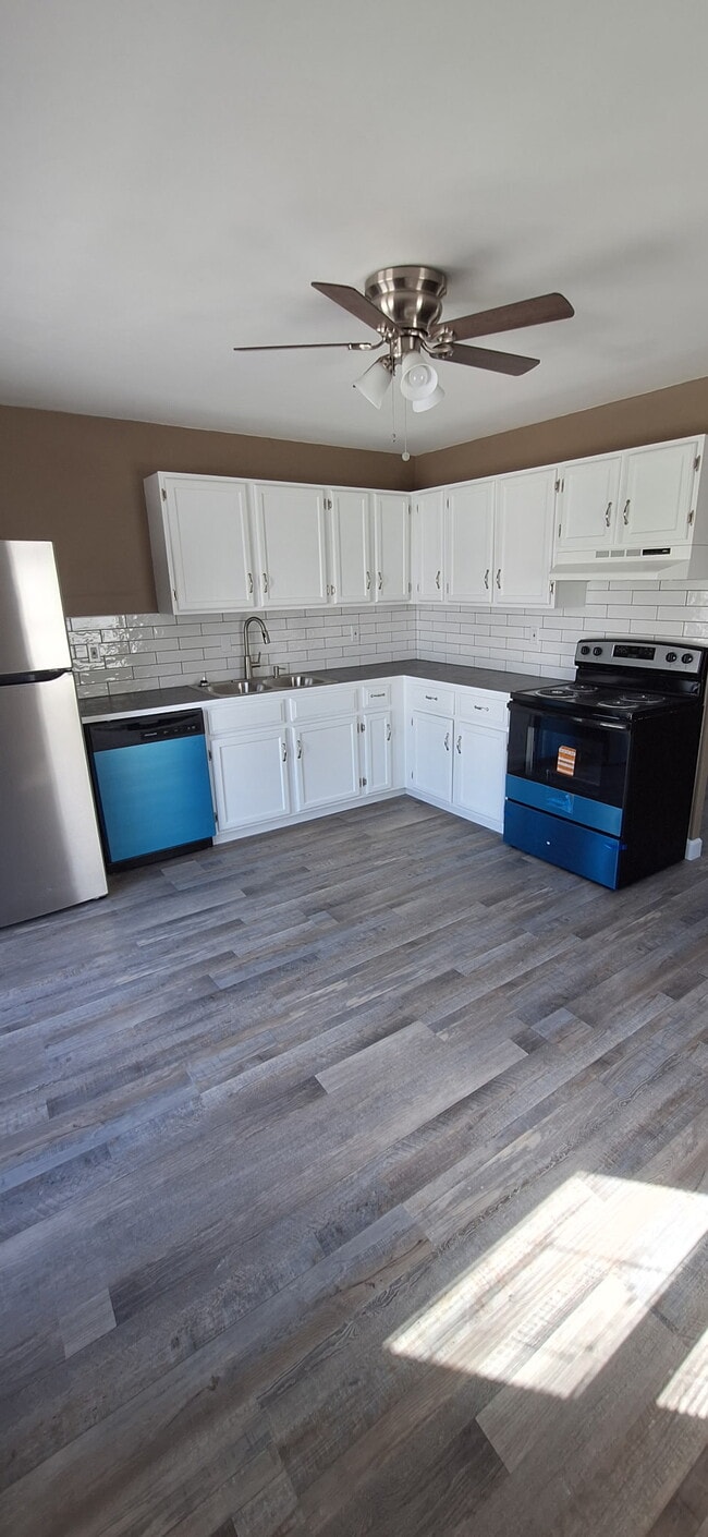 Photo - 404 E 3rd Dr S