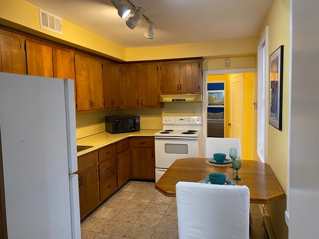 Furnished Kitched - 10 E Church St