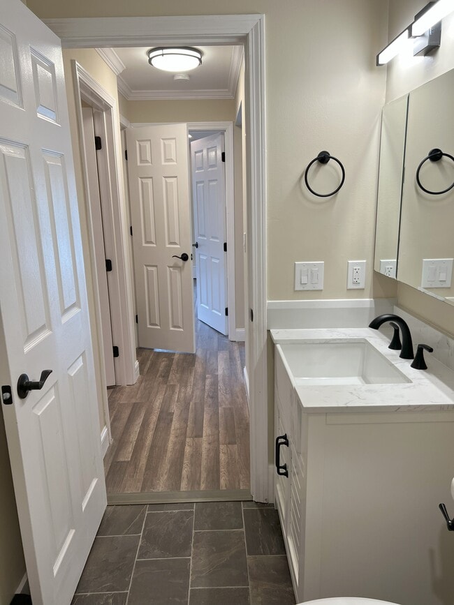 Building Photo - 8 Northbrook Dr Unit 806