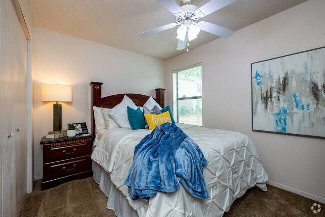 2BR, 1BA - 700SF - 2nd Bedroom - Fountain Lakes