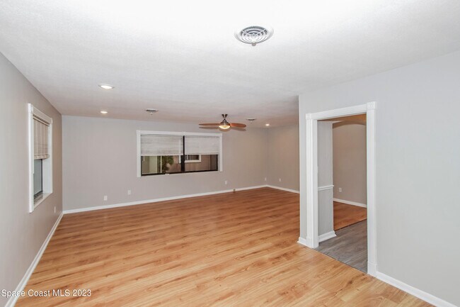 Photo - 472 Linda Ln