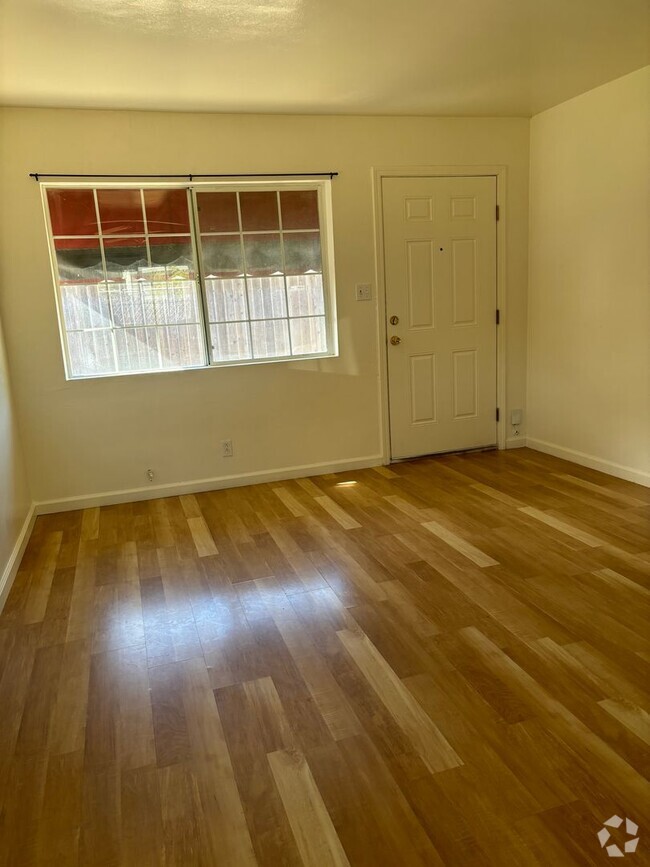 Building Photo - Charming 1 bedroom and 1 bathroom Rental