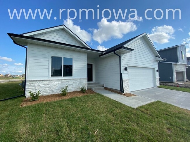 Building Photo - PRIME LOCATION!! 4 Bed, 2 Bath Ranch in Waukee