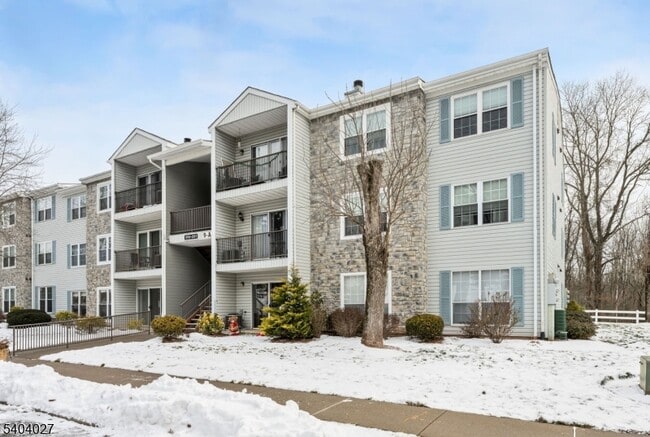 Photo - 197 Robertson Way