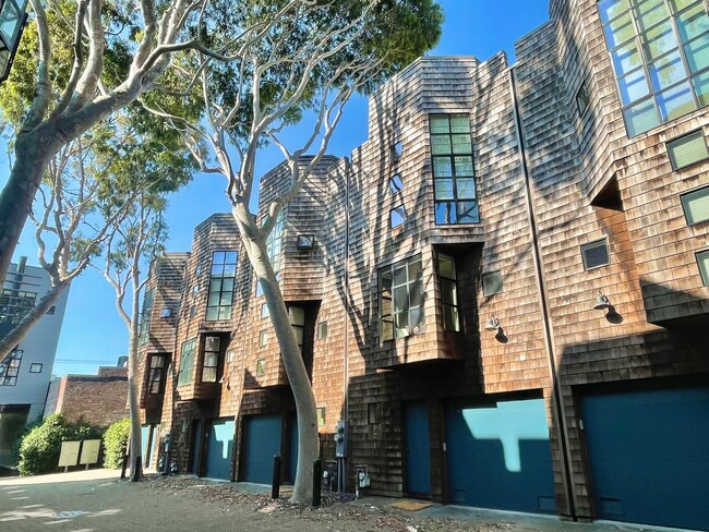 3-Story Hayes Valley Townhome! Parking! La... - 3-Story Hayes Valley Townhome! Parking! La...