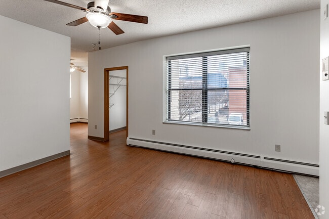 1BR, 1BA - 475SF - Living Room