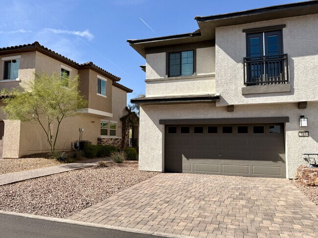 3 BED 2.5 BATH 2 CAR GARAGE TOWNHOUSE W/ LOFT IN HENDERSON CADENCE COMMUNITY FEAT. COMMUNITY POOL!