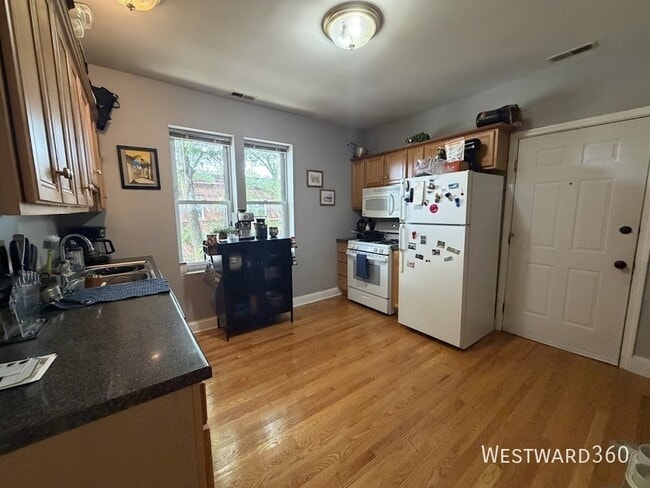 Photo - 2239 W Cornelia Ave Unit 2