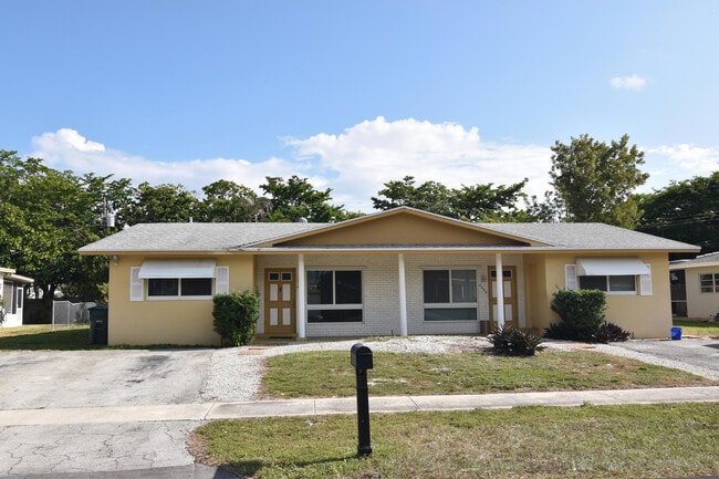 Building Photo - 2260 NE 5th Ave