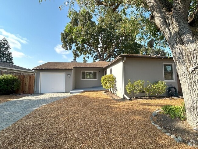 Building Photo - Charming Menlo Park Home in Picturesque Ne...