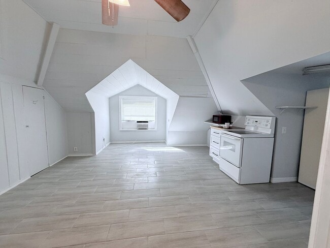 Building Photo - 1010 13th Ave W Unit B