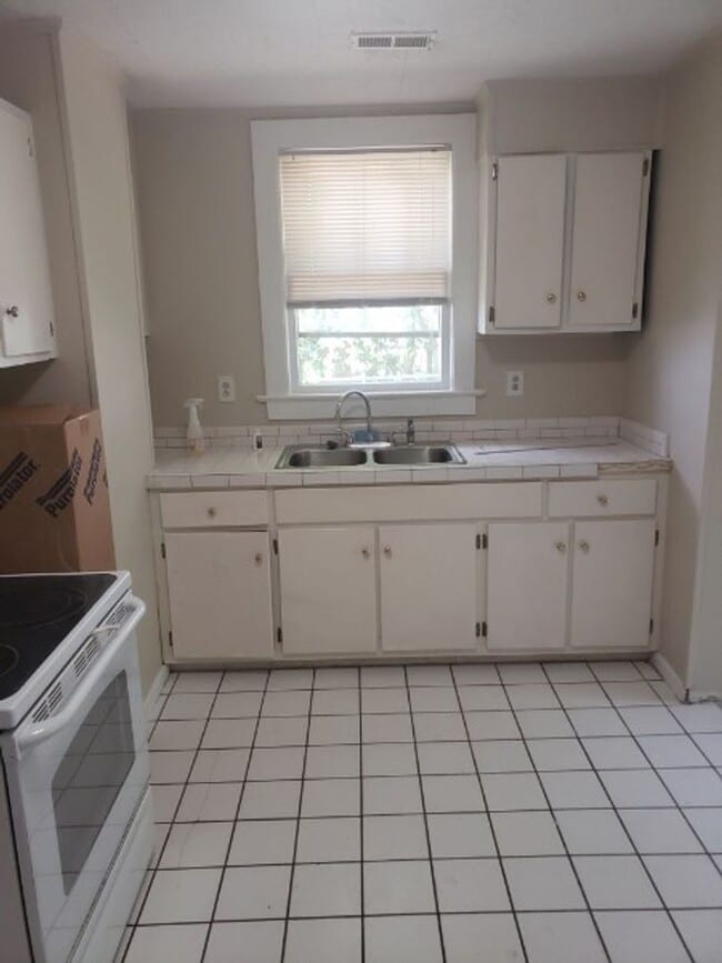 Building Photo - Three Bedroom Ranch in Park Circle
