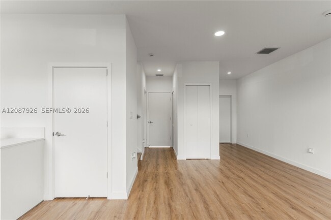 401 W Palm Dr