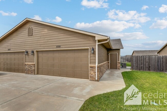 Building Photo - Brand New 3 Bed Duplex Across from NE Magnet