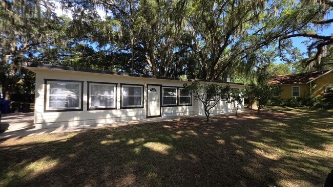 Building Photo - Quaint 3 Bedroom, one and a half bath home close to downtown St Augustine off SR 16