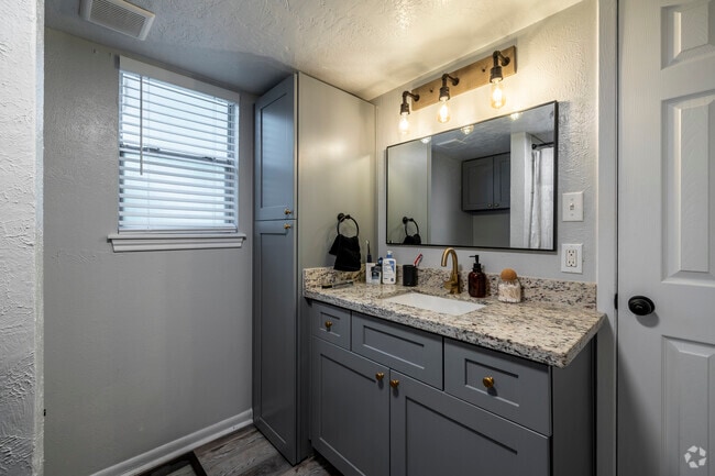 1BR/1BA, 700SF - - Bentley Manor