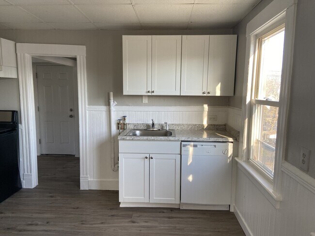 Photo - 169 Pleasant St, LLC Unit Apt 3