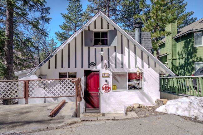 Building Photo - 2412 Ridge Dr