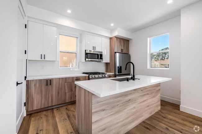 Building Photo - 5042 Laurel Canyon Blvd Rental