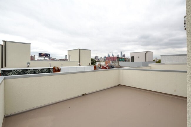 Photo - 702-12 N Front St