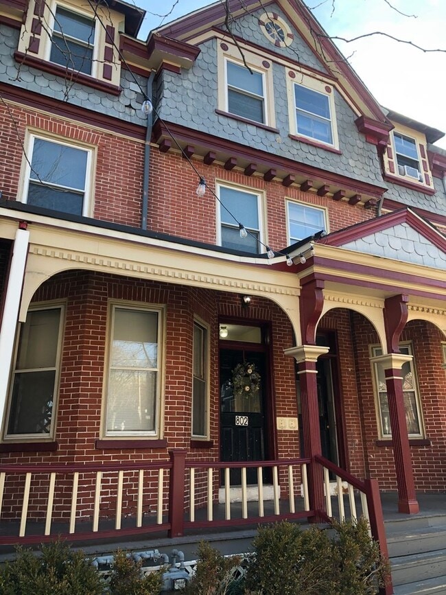 Building Photo - 802 N Van Buren St Unit 3