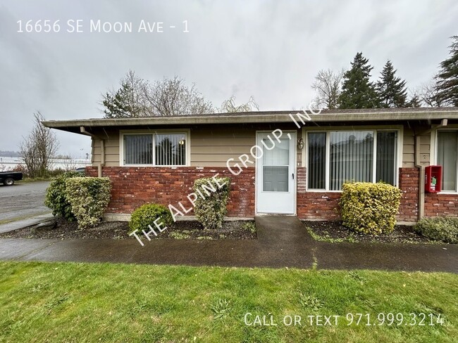 End Unit in Milwaukie! - End Apartment Unit in Milwaukie! Unit 1