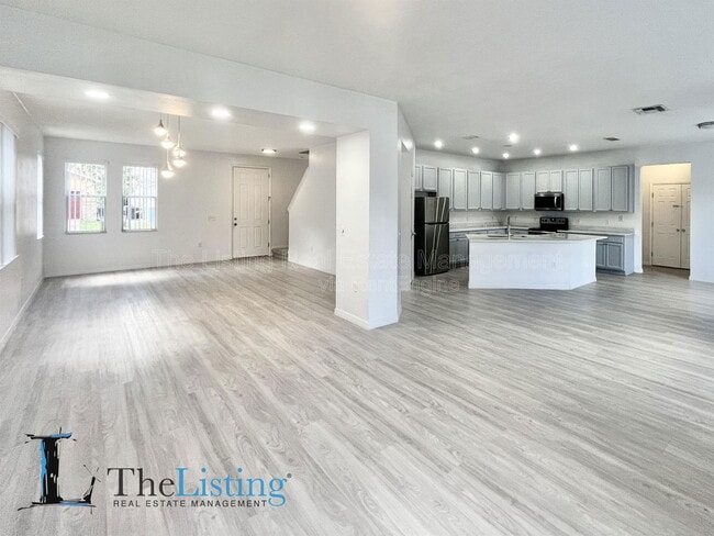 Photo - 613 Alfani St