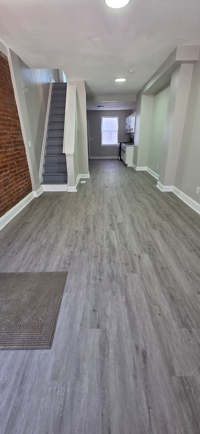 Building Photo - 707 N Port St